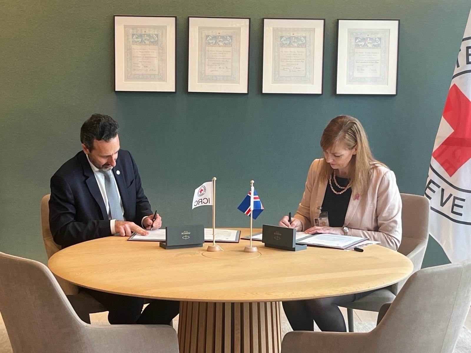 Anna Jóhannsdóttir, Deputy Permanent Secretary,  and Robert Mardini, Director-General of ICRC, signing the new partnership agreement. - mynd